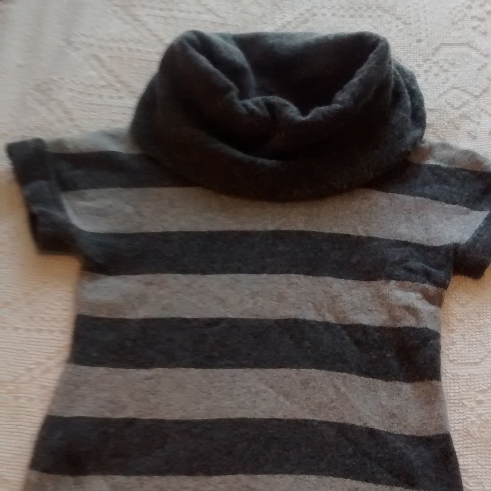 GAP gray-stripe sweater, short-sleeved, XS